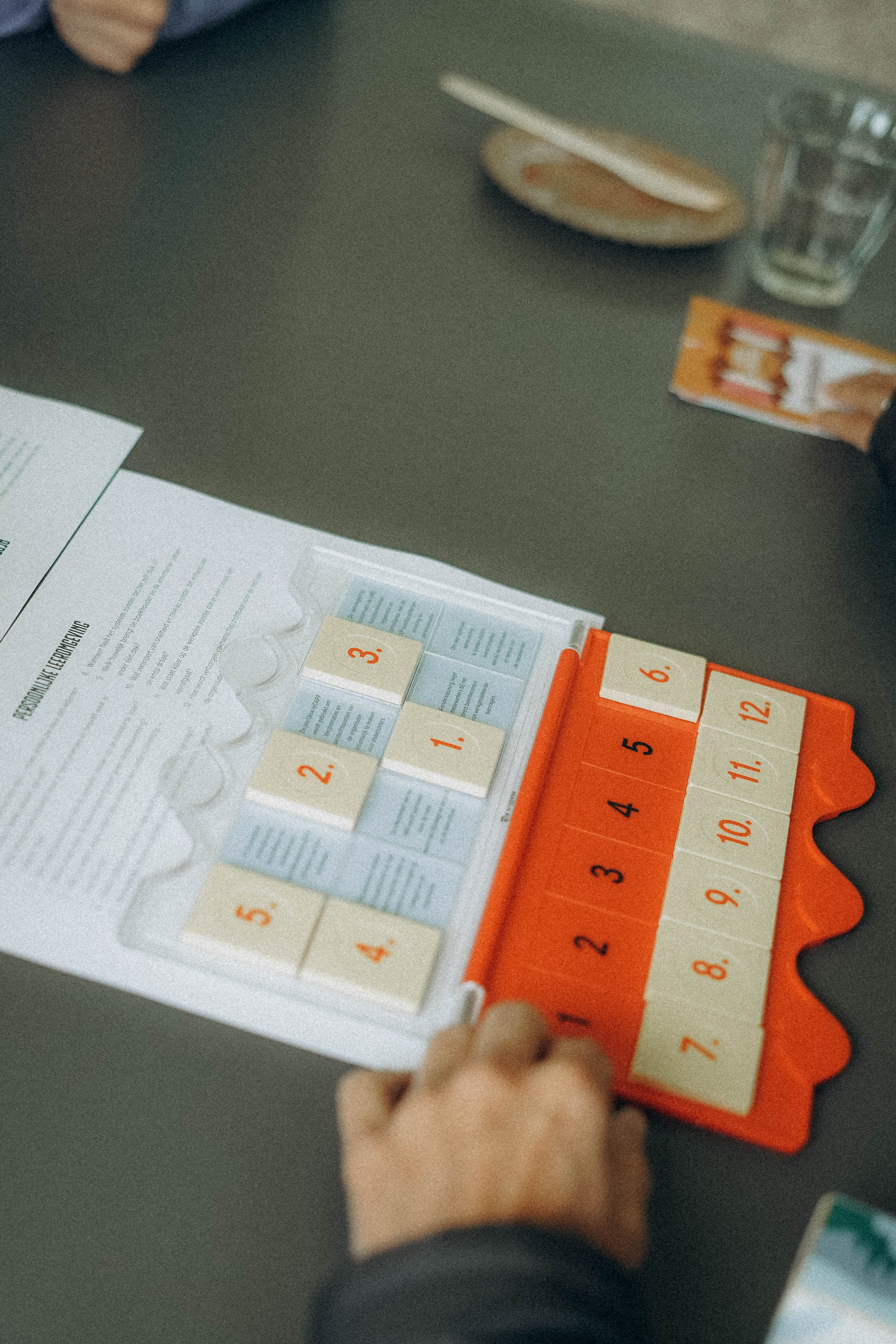 Deelnemers werken buiten aan de leerecosysteem-puzzel